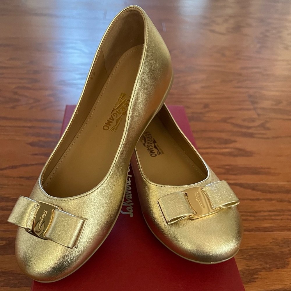 Brand New in Box! Salvatore Ferragamo Mini Varina size 32 US 1 in Gold Leather